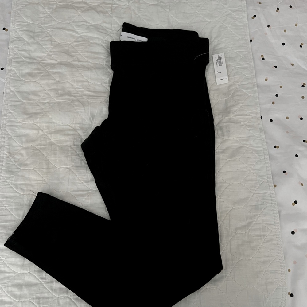 Black leggings in petit. Cotton with spandex.